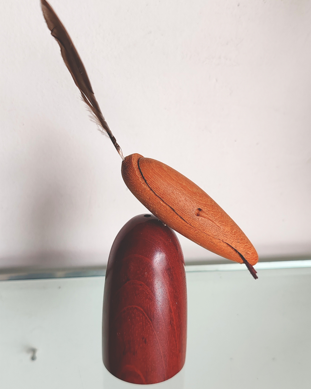 YANDORÉ - Guardião do Sentido, escultura em madeira com pena natural