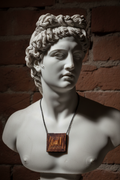 Collana su statua di marmo classica