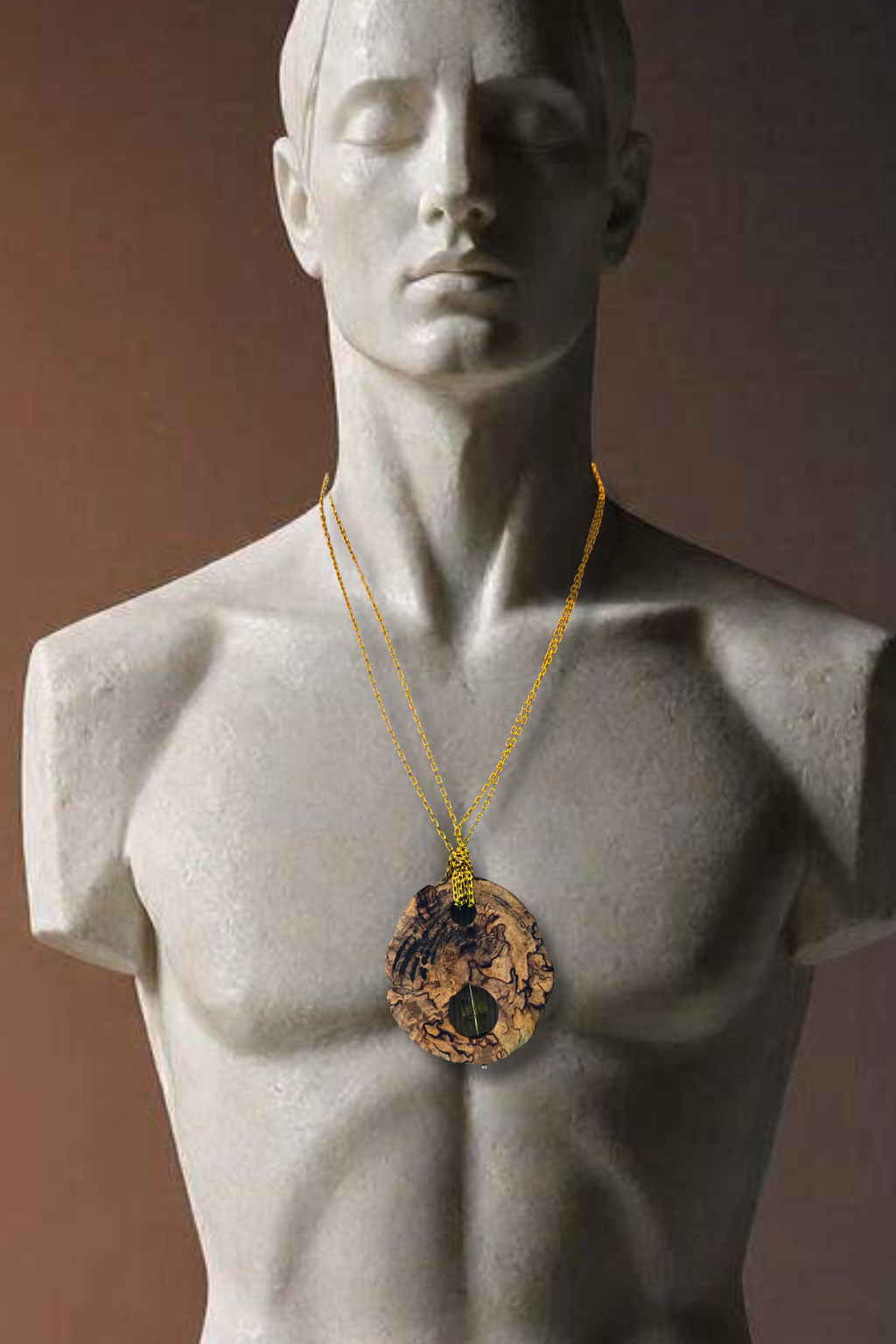 Medaglione em madeira natural com corrente dourada em busto de gesso