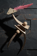 Scultura cervo con piuma rosa - ambientata