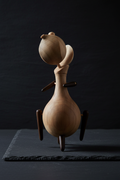 Scultura figura con pegs - appoggiata su terracotta