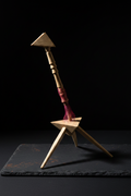 Scultura triangolare con rete magenta - ambientata